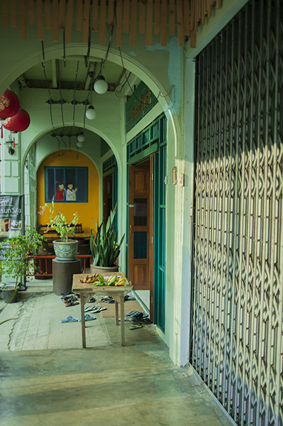 Mniej popularne z tajskich miast to prawdziwy raj dla majsterkowiczów. Na każdej ulicy mijaliśmy otwarte garaże i warsztaty, każdy dom to autorska konstrukcja blach i rur ułożonych w różnych konfiguracjach. Przy tej architektonicznej niefrasobliwości Tajowie są jednak niezwykle sympatyczni –bardzo chętnie pozowali do zdjęć.