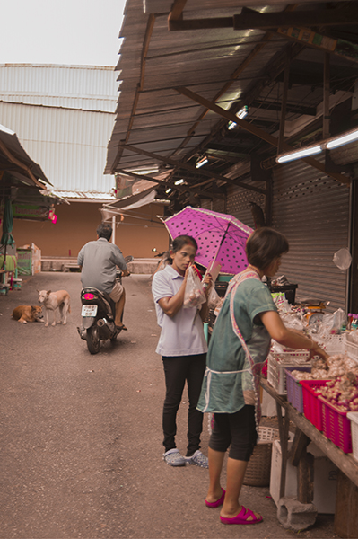 Targi, bazarki to najlepsze miejsce na zapoznanie swoich kubków smakowych z tajską kuchnią. Większość przydeptakowych knajp oferuje tajskie jedzenie, jakiego spodziewają się Europejczycy, w równie europejskich cenach. A to właśnie w budkach, przy stolikach nakrytych ceratą można zjeść najlepszy pad thai, świeżo usmażony przez tajską mamę.